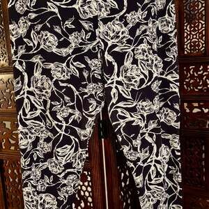 LuLaRoe Leggings ~ TC2 ~ DARK PURPLE ~ WHITE ROSES ~ FLOWERS ~ Floral 18+ New